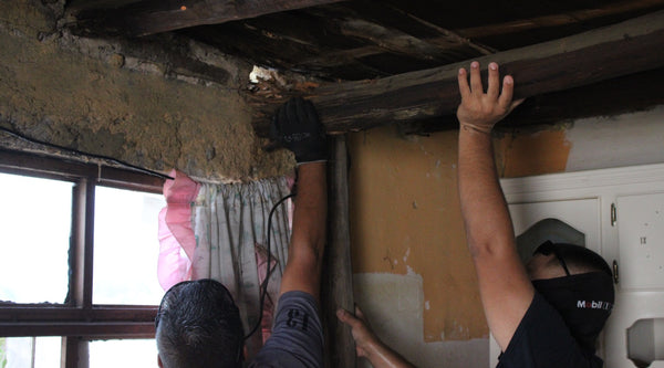 Apoyan Cáritas y DSPM a familia en situación vulnerable con la limpieza de su hogar